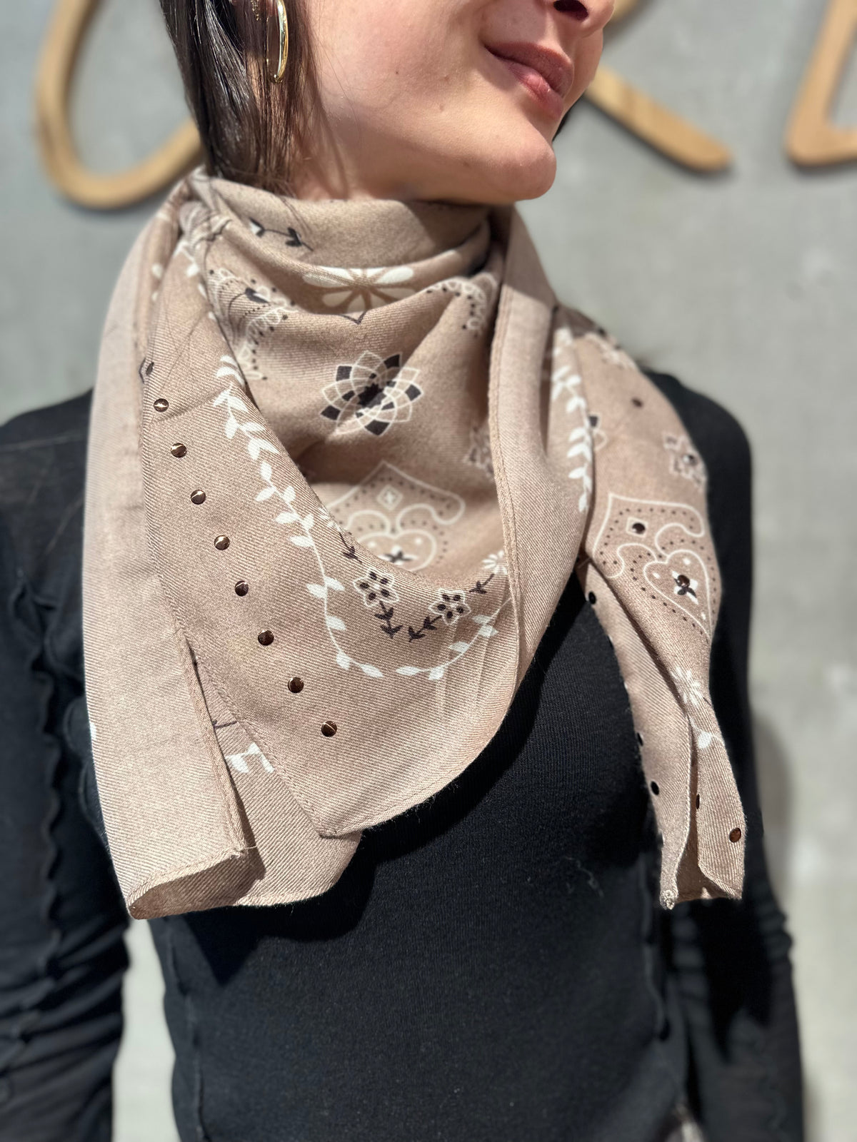 Schal "Ava Paisleymuster mit Nieten" BeigeCremeSchoko
