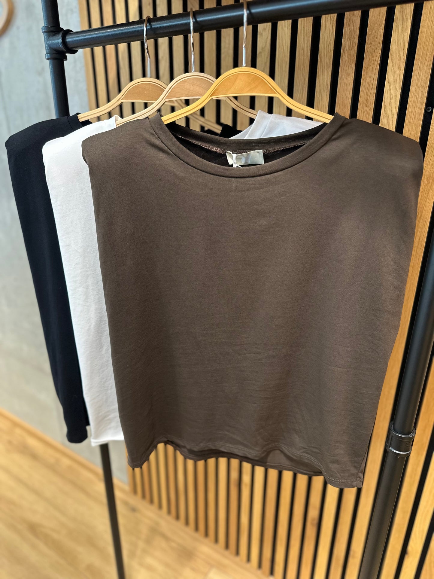 Shirt "Sandy mit Schulterpolster" - Versch. Farben