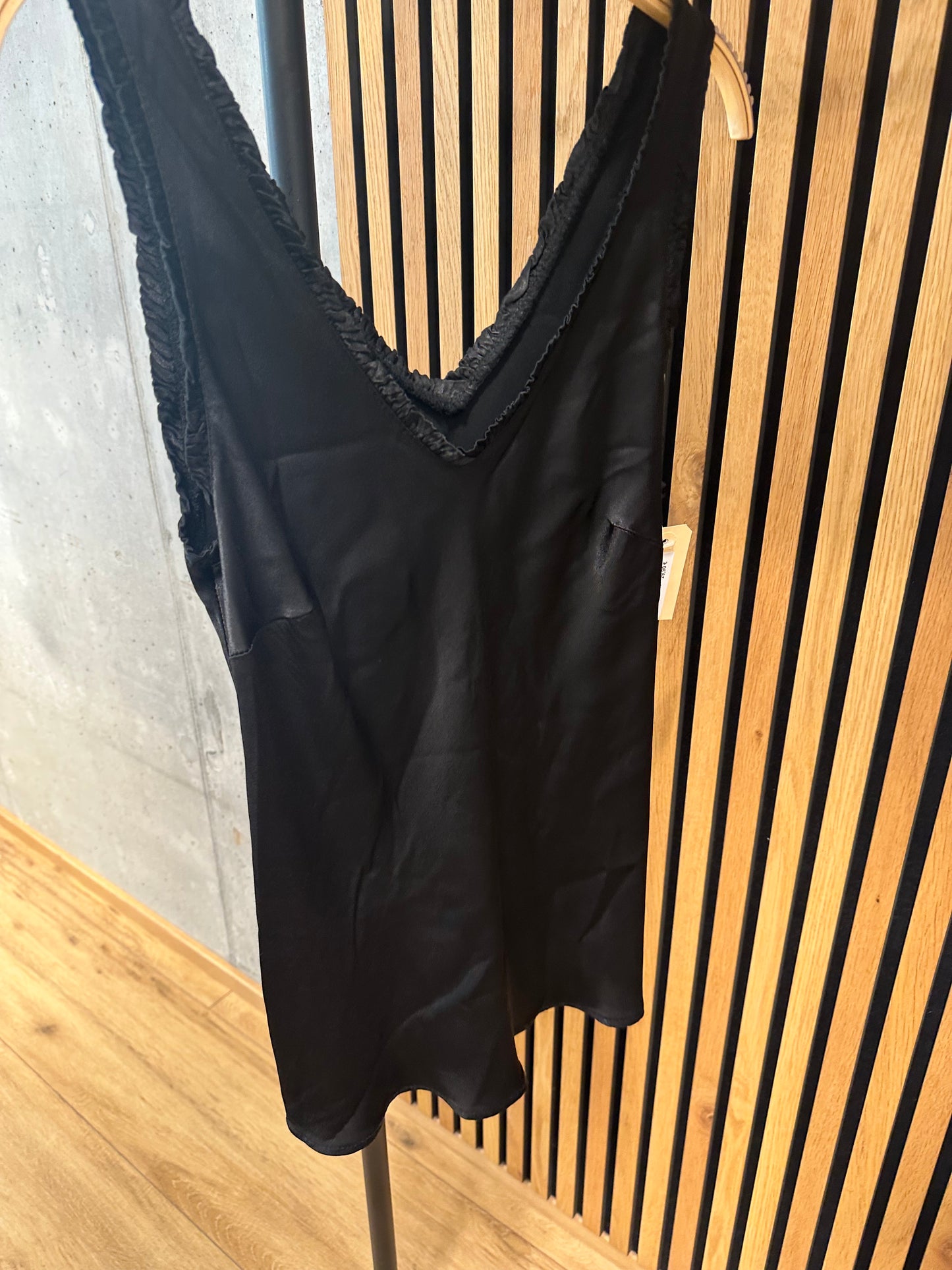 Top "Tasha V-Neck Satin" -versch. Farben