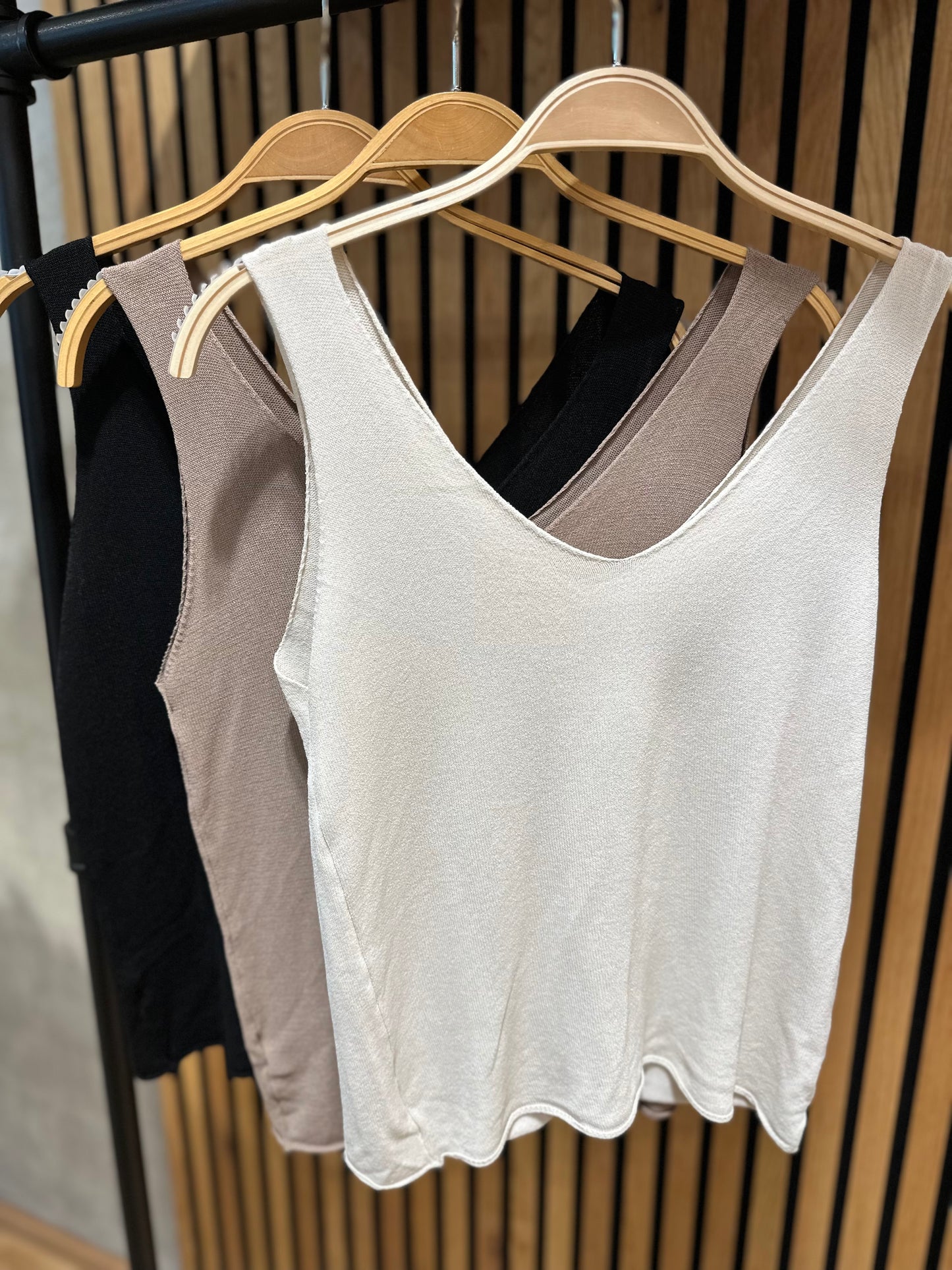Top "Tavy V-Neck" - Versch. Farben
