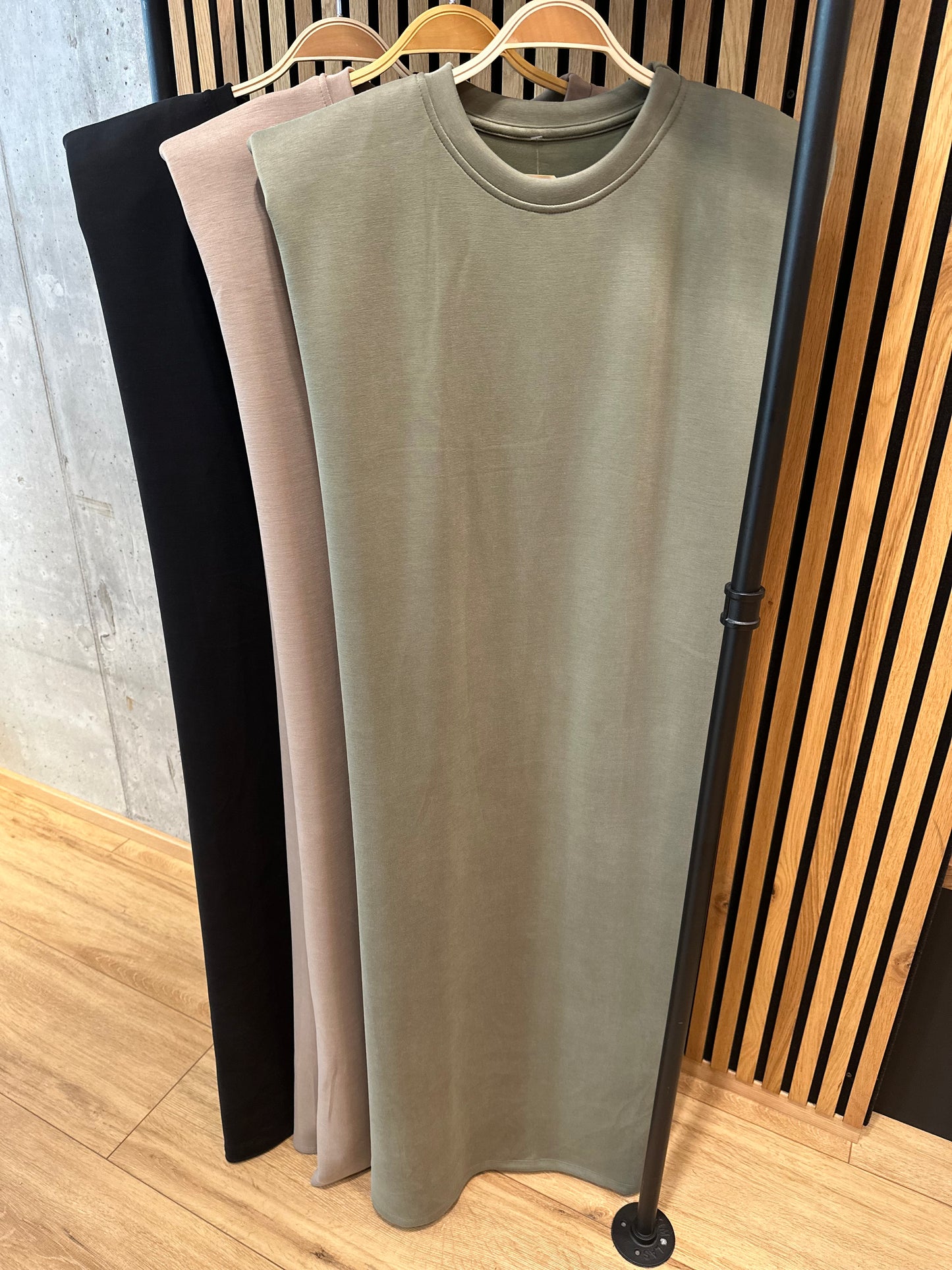 Kleid "Karma Schulterdetail" - Versch. Farben