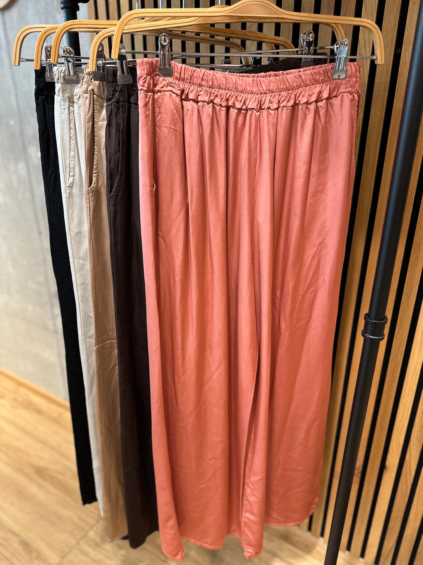 Hose "Haylee Satinoptik" - Versch. Farben