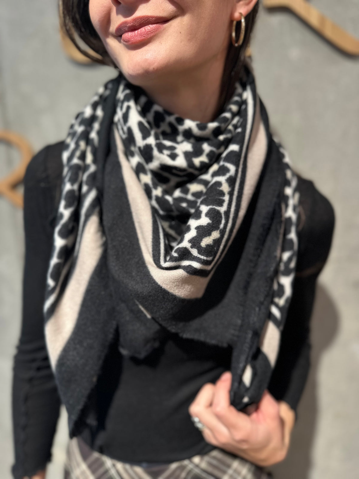 Schal "Alma Leomuster" SchwarzBeigeCreme