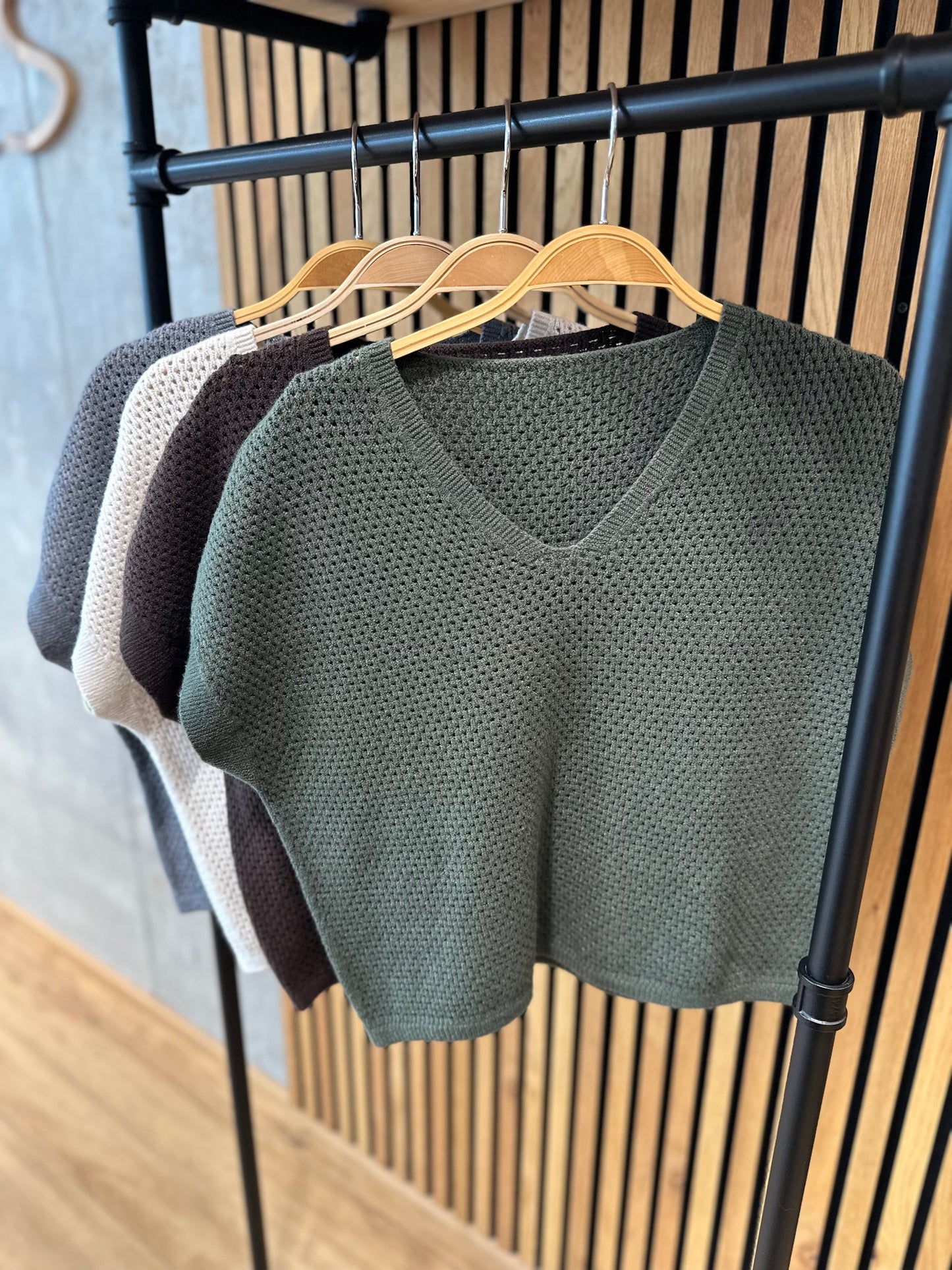 Pullunder "Pia Lochmuster V-Neck" - Versch. Farben