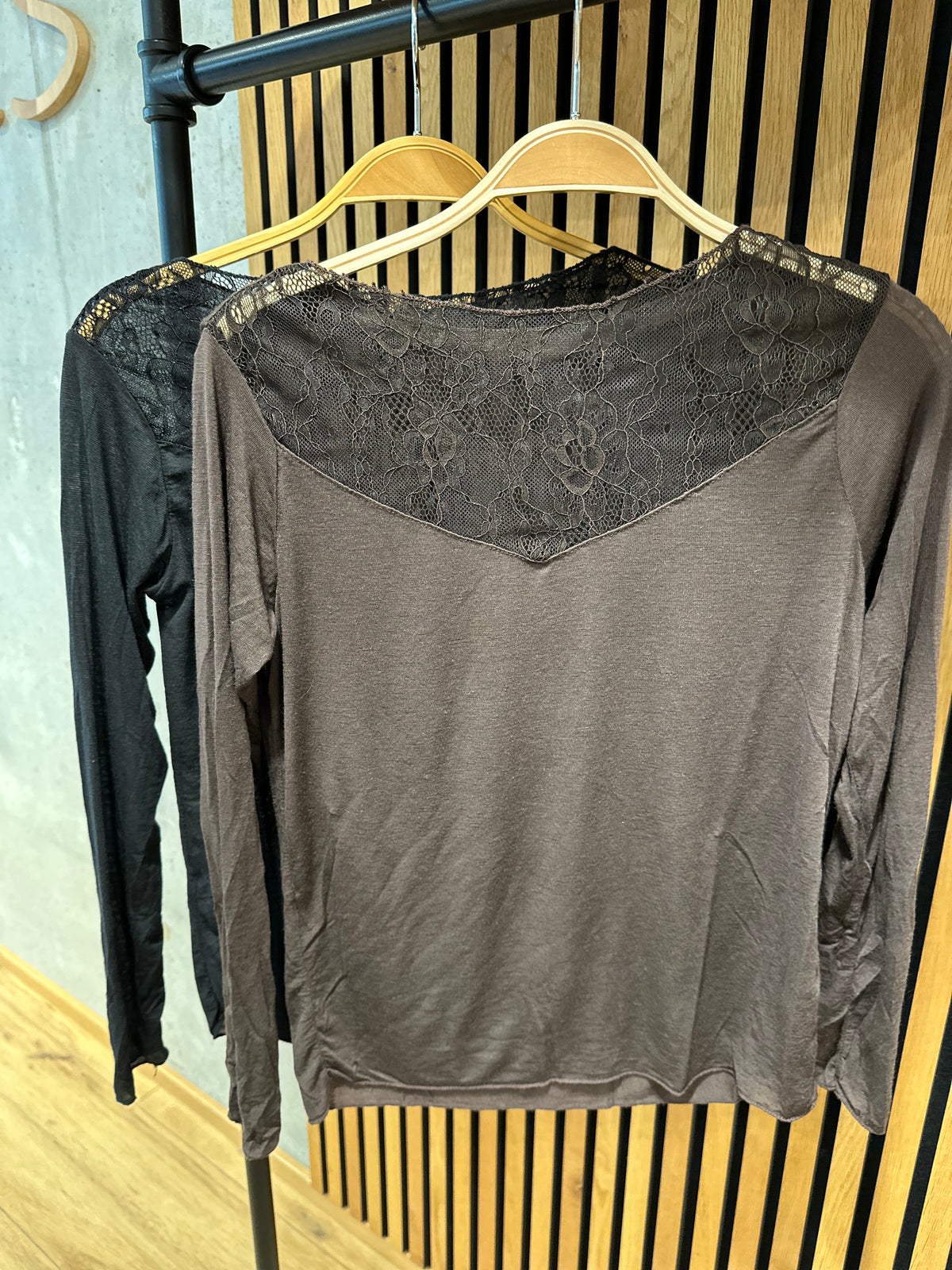 Shirt "Selena mit Spitze" - Versch. Farben