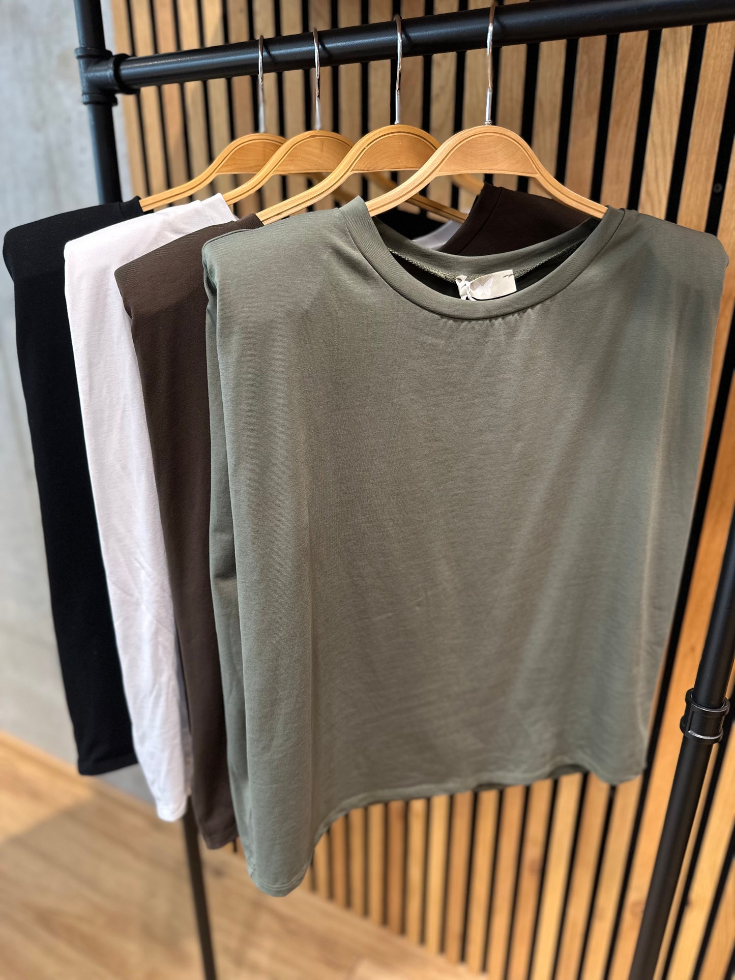 Shirt "Sandy mit Schulterpolster" - Versch. Farben
