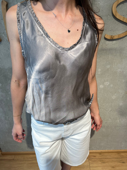 Top "Tasha V-Neck Satin" -versch. Farben