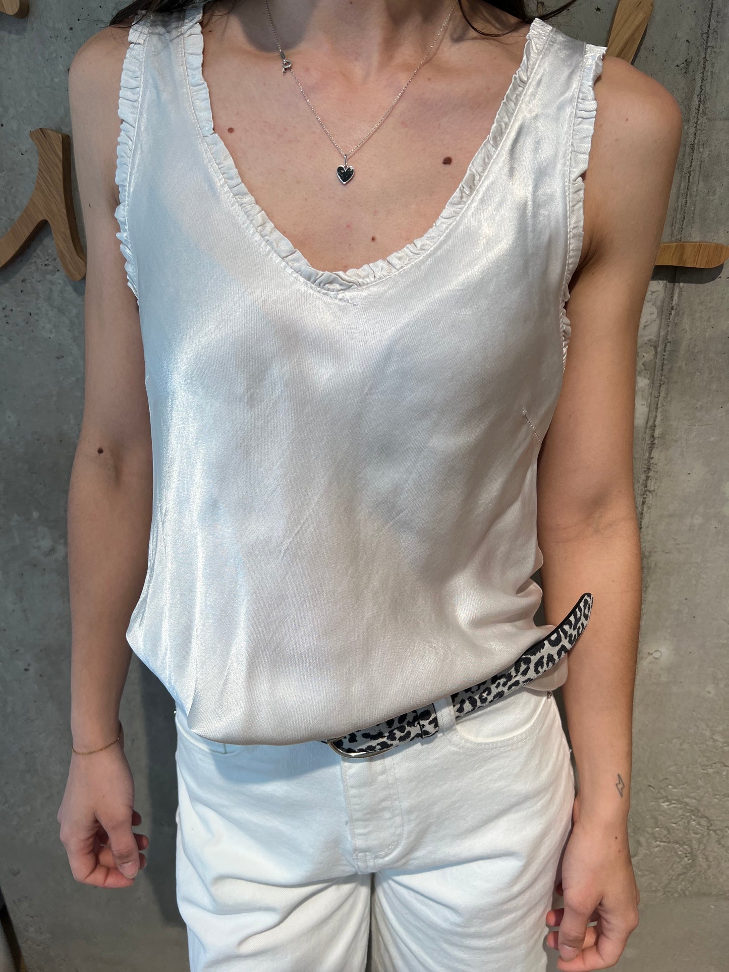 Top "Tasha V-Neck Satin" -versch. Farben